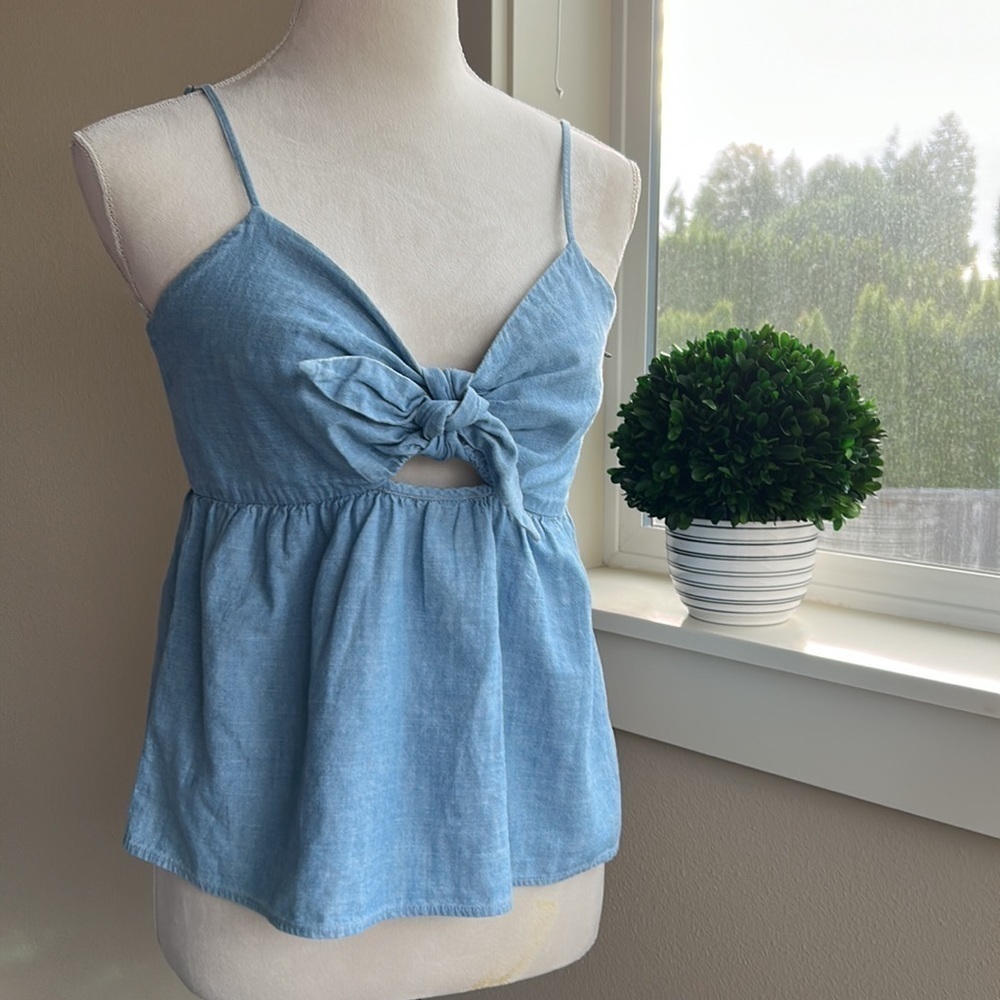 Madewell Chambray Tie-Front key hole camitop - Picture 4 of 10